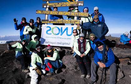 捐赠肾脏的徒步旅行者在山顶. Kilimanjaro 