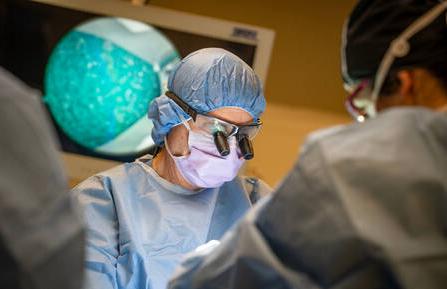 Orthopaedic surgeon Lance G. 沃霍尔德，医学博士，在一次腕管释放手术中.   