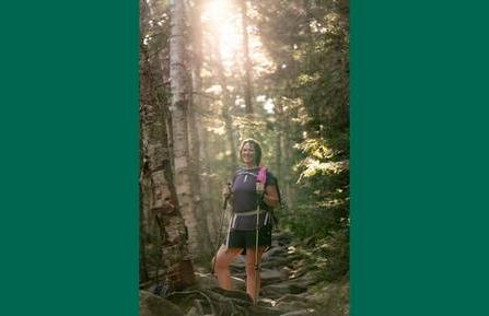 减肥手术患者crystal Kebler在树林里徒步旅行.