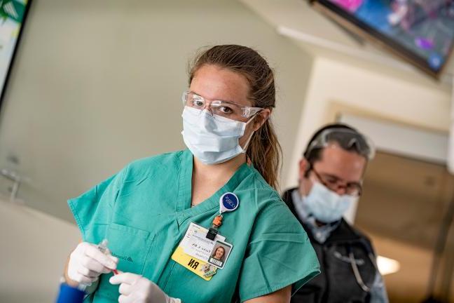 戴着外科口罩的护士在DHMC和十大正规博彩网站评级正规博彩平台希区柯克诊所